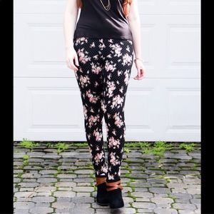 Lauren Conrad Dark flower leggings Size S